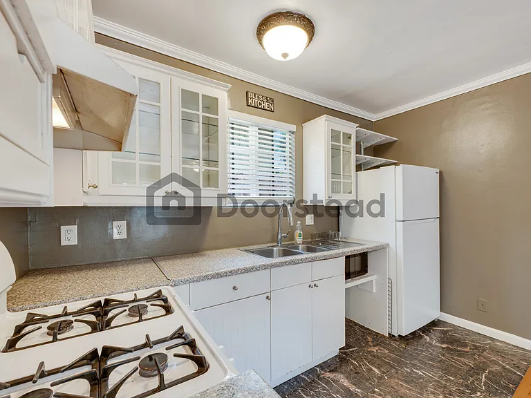 404 Hawthorne St #B — Photo 2