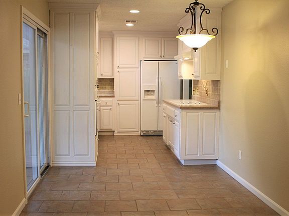 3rd image of 814 Hawthorne Pl