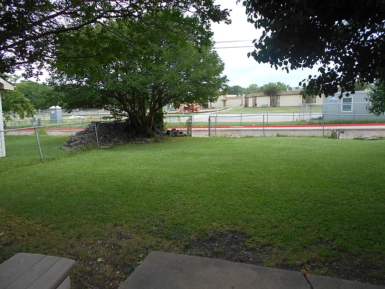 1801 Meadowcrest Dr — Photo 6