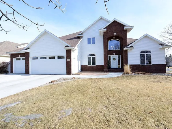 1751 Charleswood Estates Dr, West Fargo, ND 58078