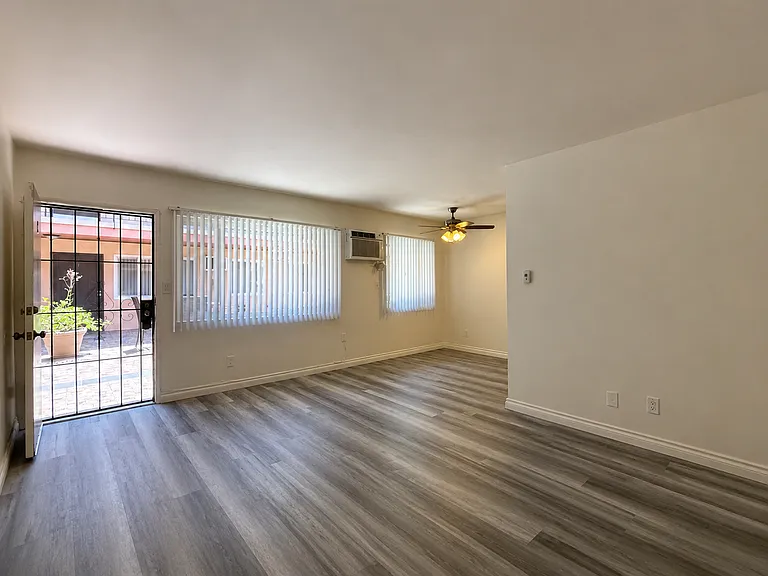 526 E Windsor Rd — Photo 4