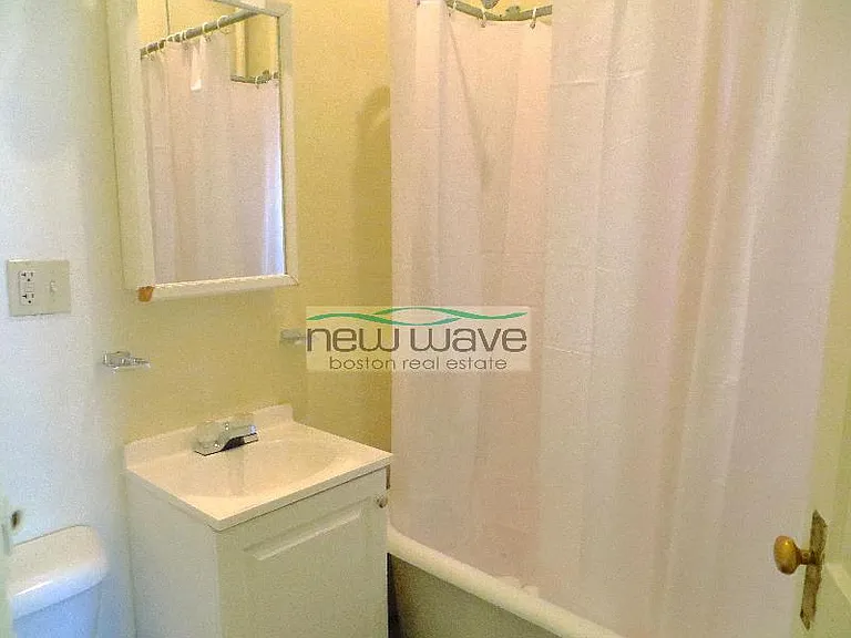 102 Queensberry St #5 — Photo 8