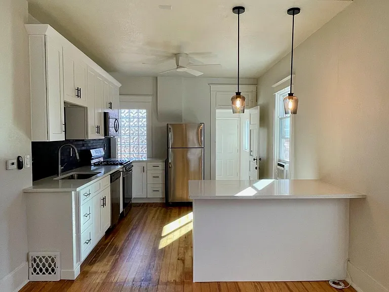722 E Florida Ave — Photo 5