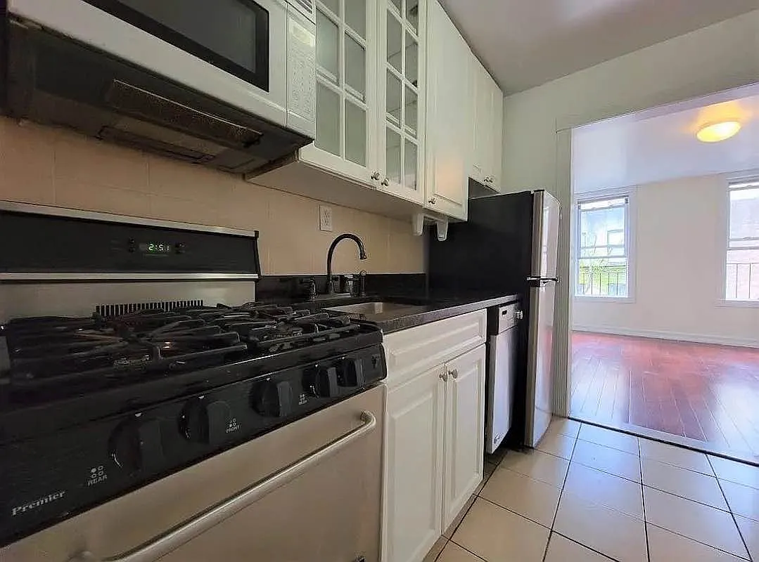 Building Photo - 449 W 46th St #82
