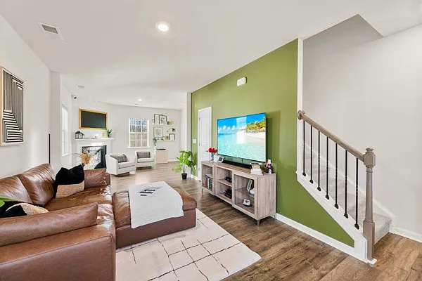 3 bed, 2.5 bath, 1891 sqft, $2,400 — Photo 2