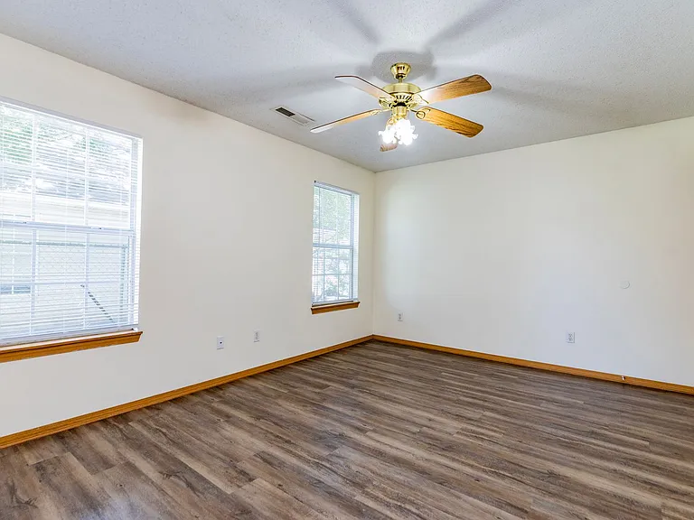 1502 Crescent St — Photo 15