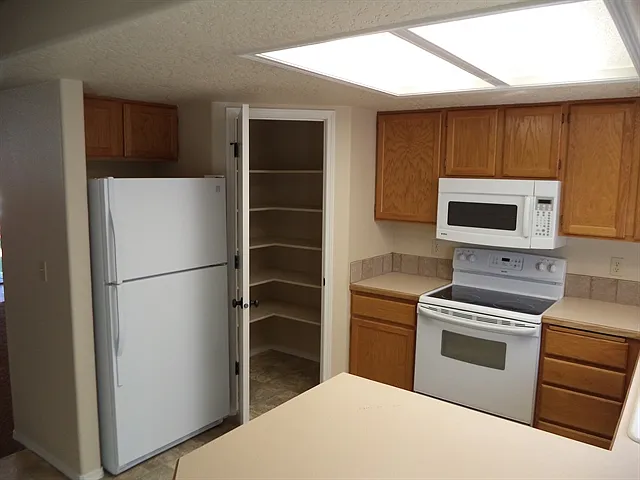 609 Oxford Way — Photo 3