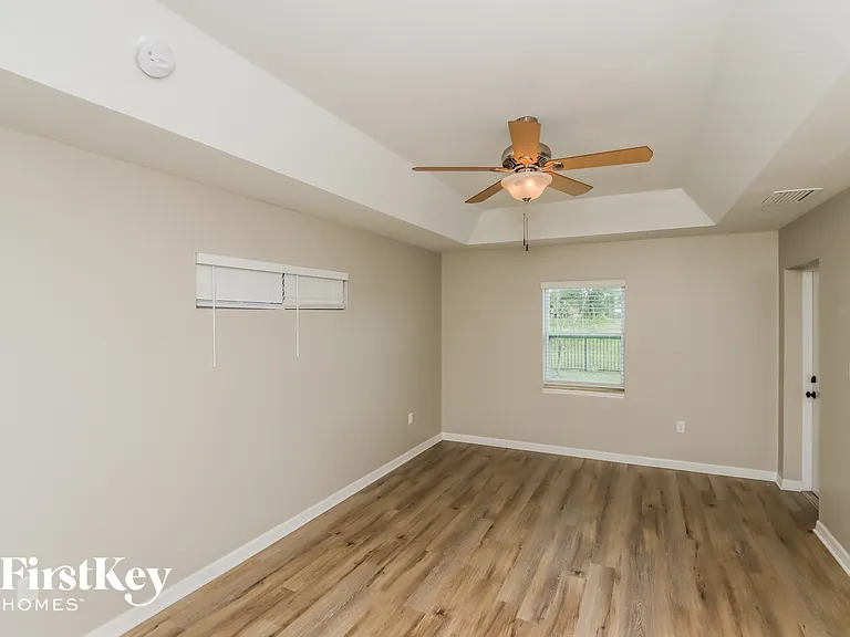 1932 Gloria Cir NE — Photo 8