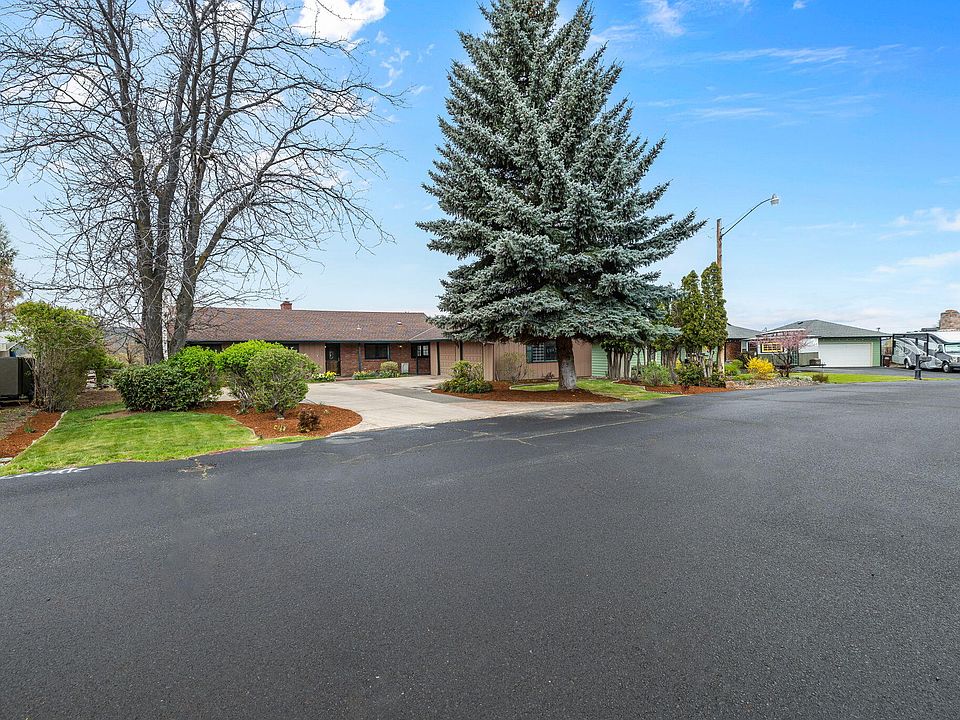 1st image of 845 NE Crest Dr