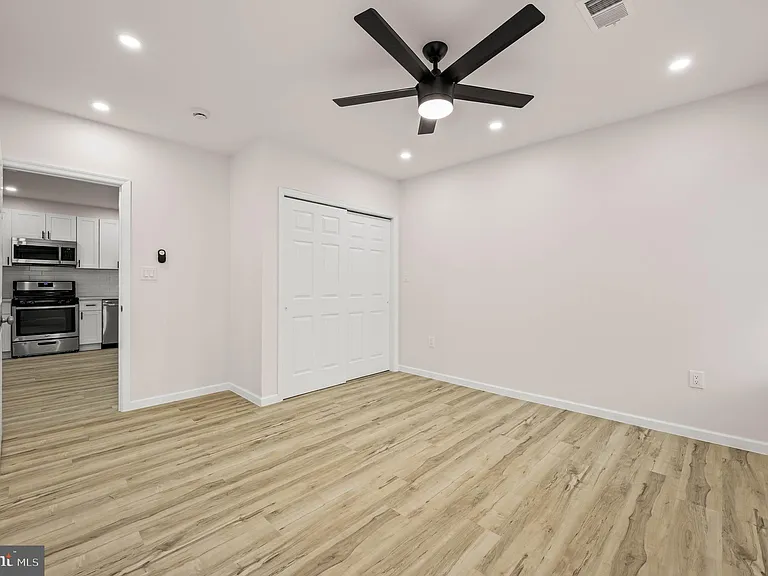 437 W Girard Ave #39-4 — Photo 16