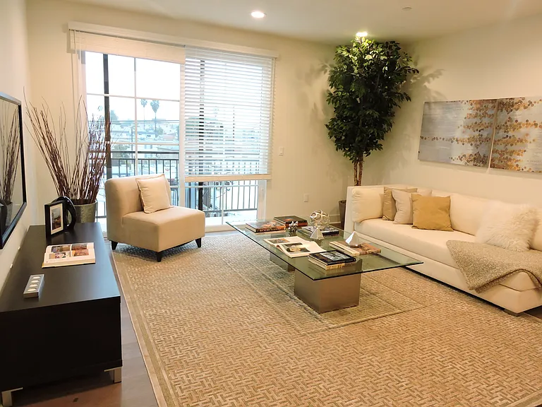 Premier Beverly Grove at Blackburn — Photo 9