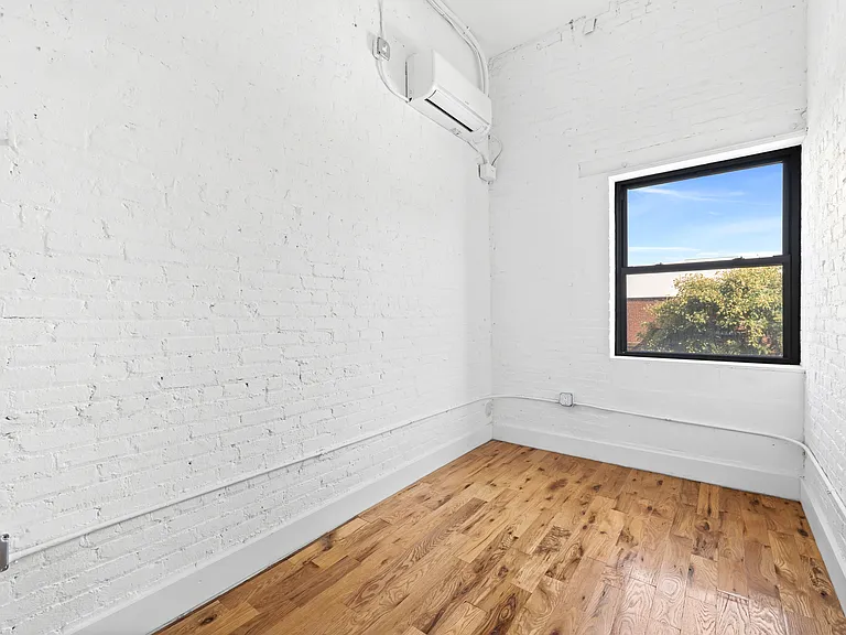 239 Banker St #2M — Photo 4