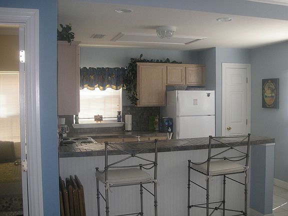 Fully Equipped Kitchen with Breakfast Bar