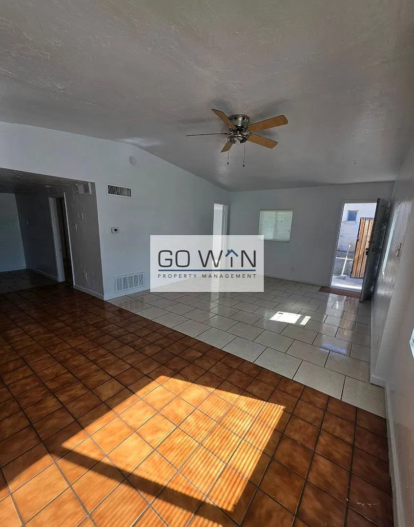 2440 E Monroe St — Photo 2