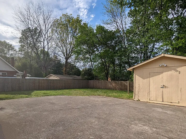638 McMurray Dr — Photo 3