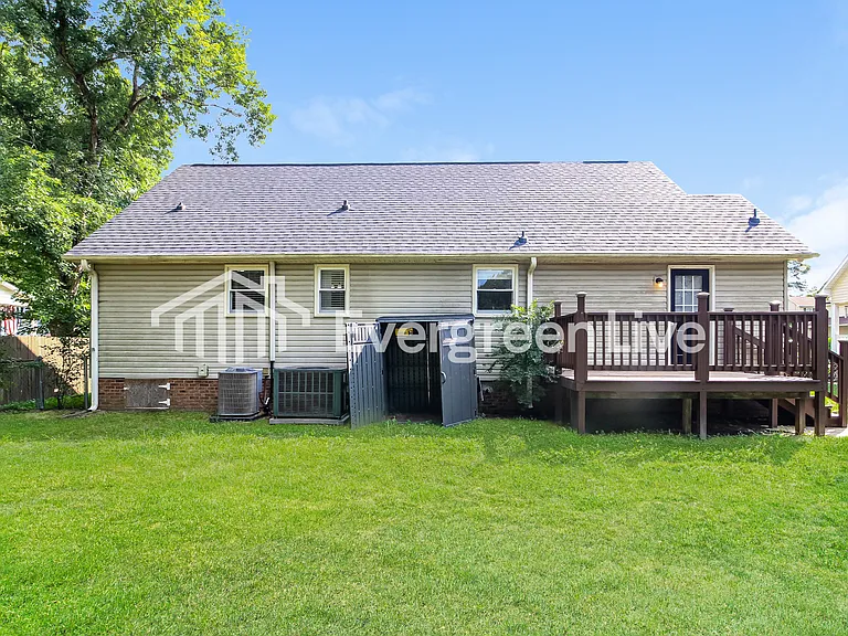 113 Court Dr — Photo 15