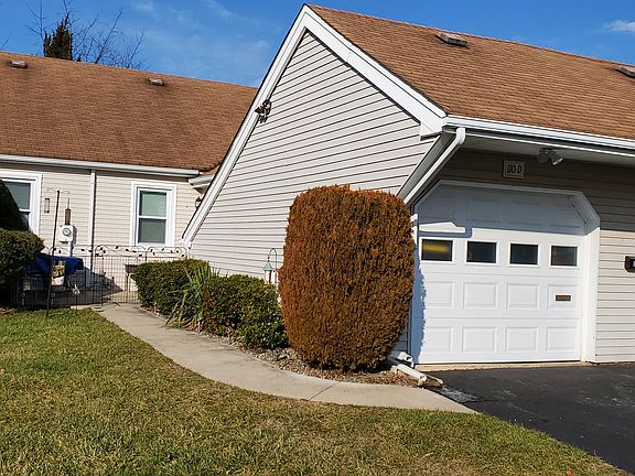 Back of house w/garage 