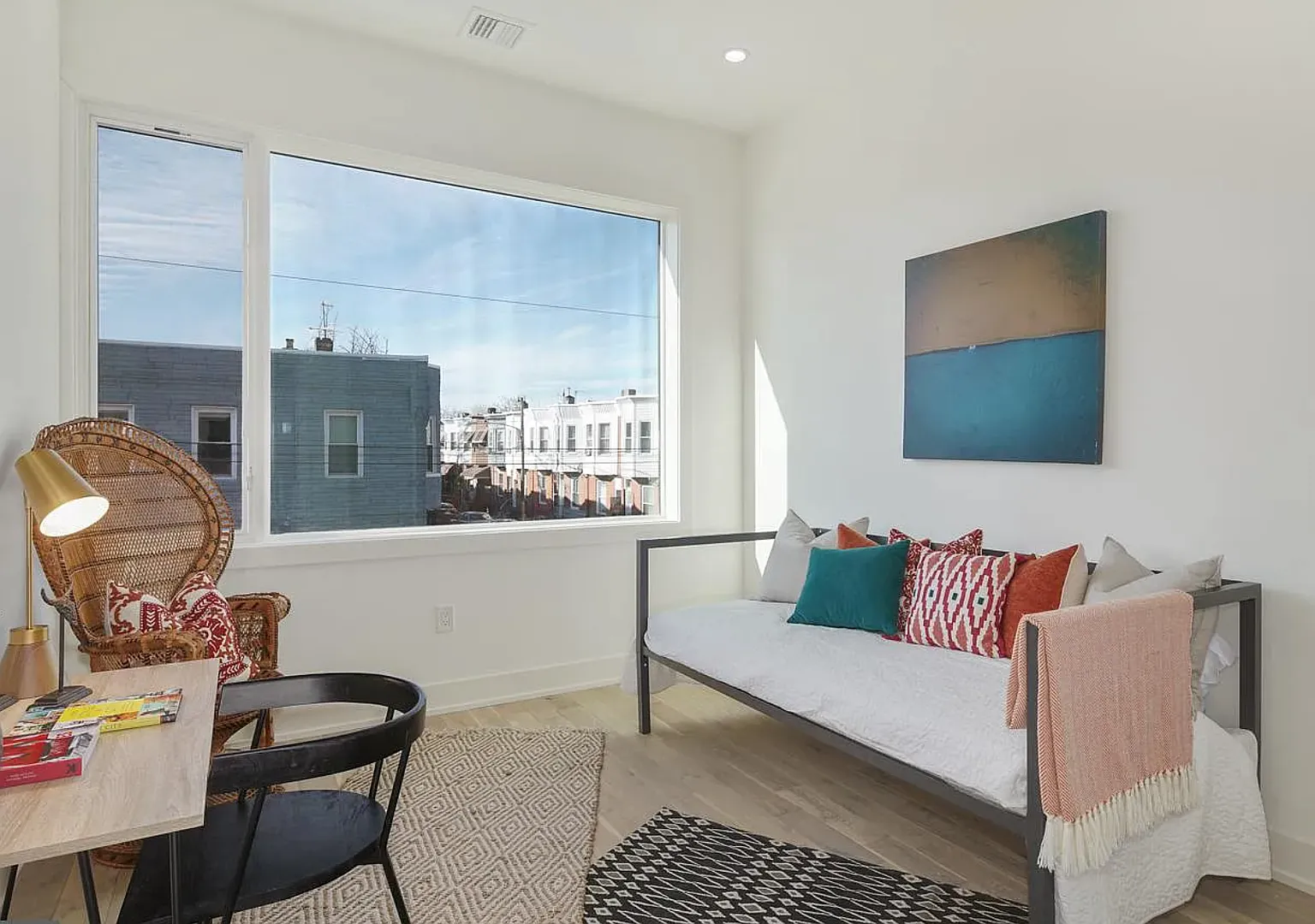 Stunning Apartment on Snyder Ave — Photo 2
