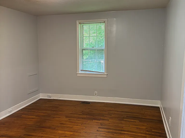 513 Pelham Rd N — Photo 2