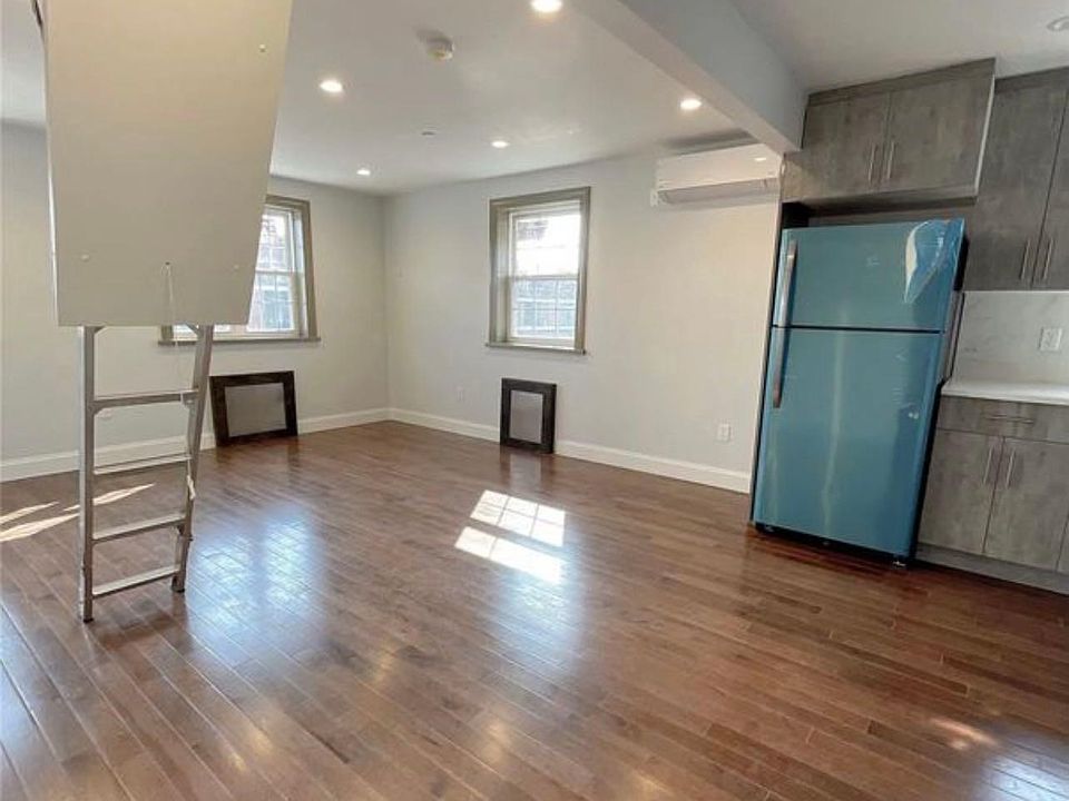 1st image of 11921 28th Ave Floor 2