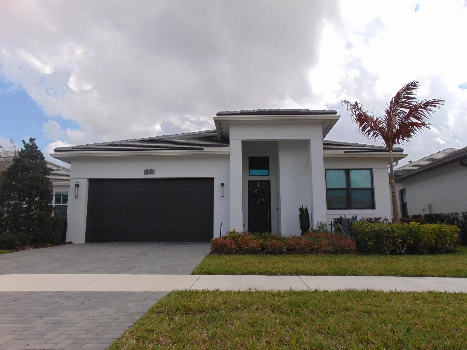 3 bed, 3.0 bath, 2289 sqft, $4,000 — Photo 2