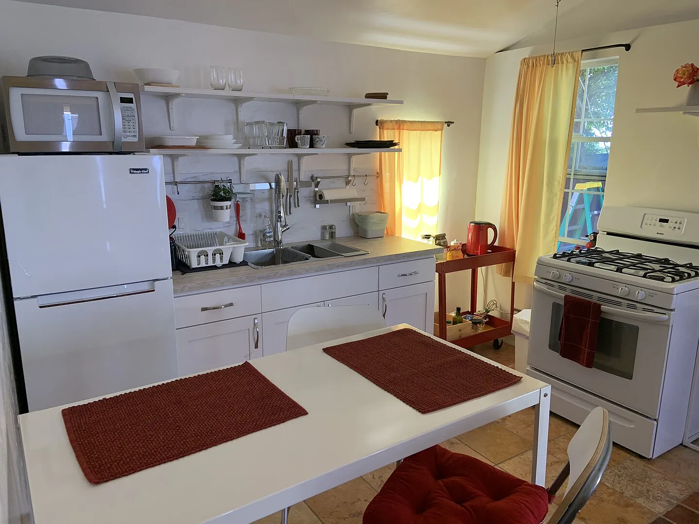 Well-organized sunny and quiet studio with private patio space — Photo 2