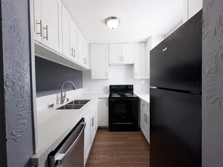 122 N Iowa Ave #4 — Photo 4