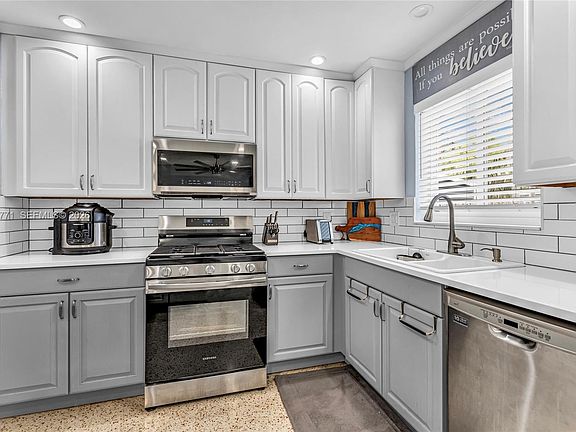 3rd image of 819 N 32nd Ave