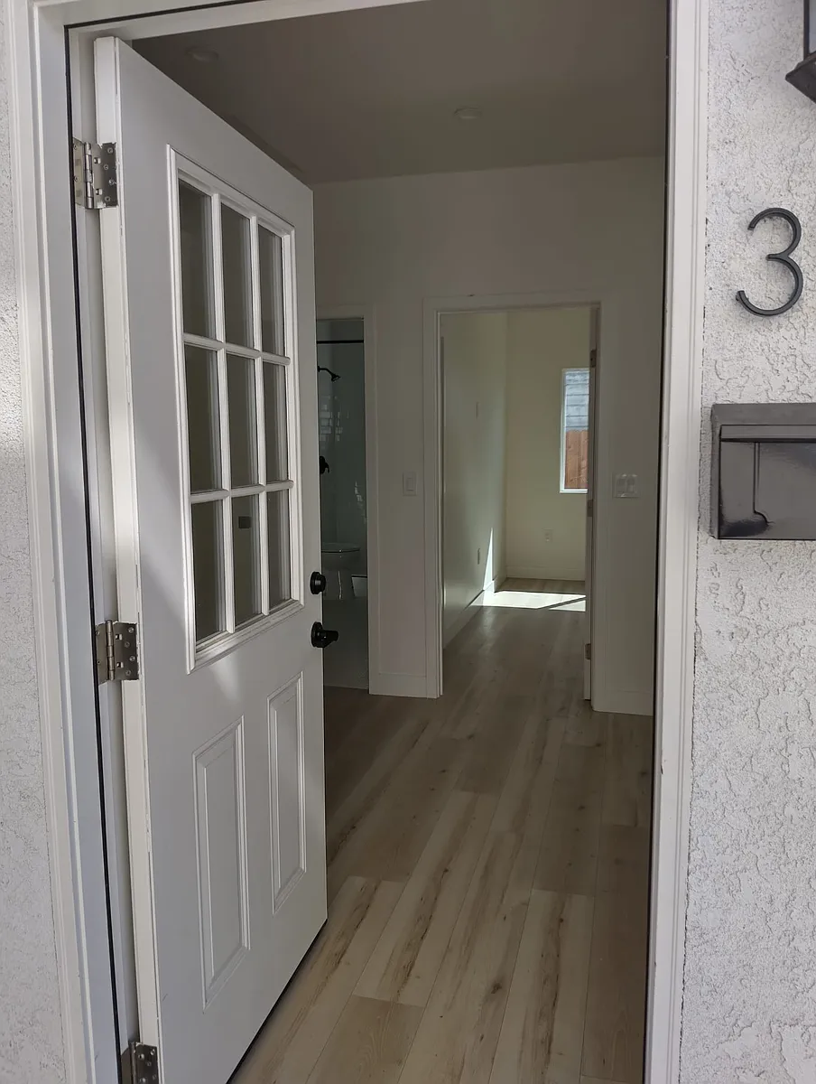 Building Photo - 354 W 45th St #1/4