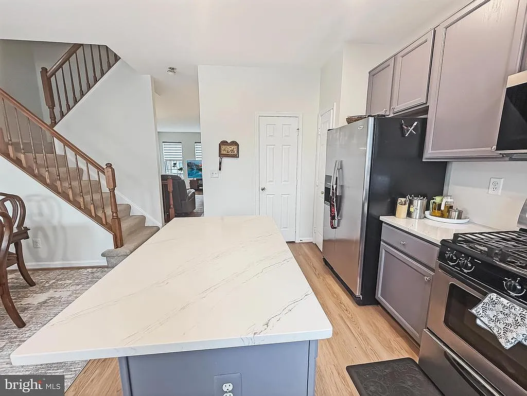 3 bed, 2.5 bath, 2005 sqft, $2,999 — Photo 4