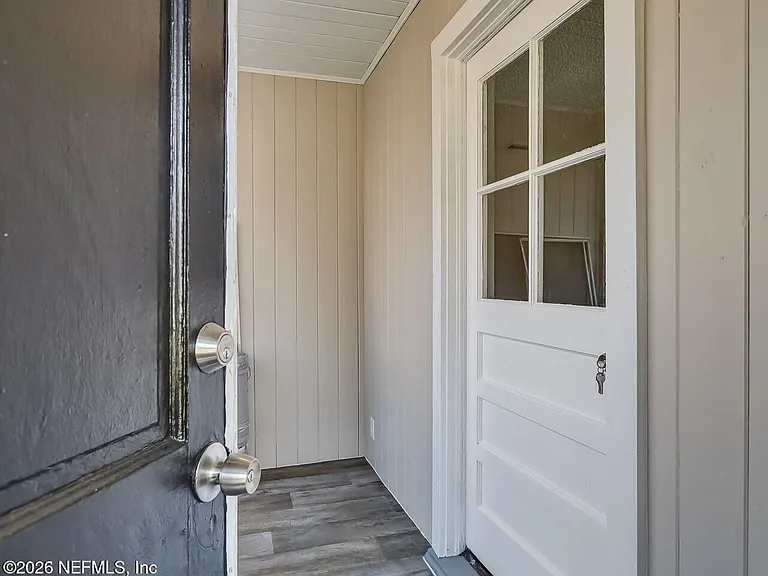1901 Pullman Ct — Photo 2