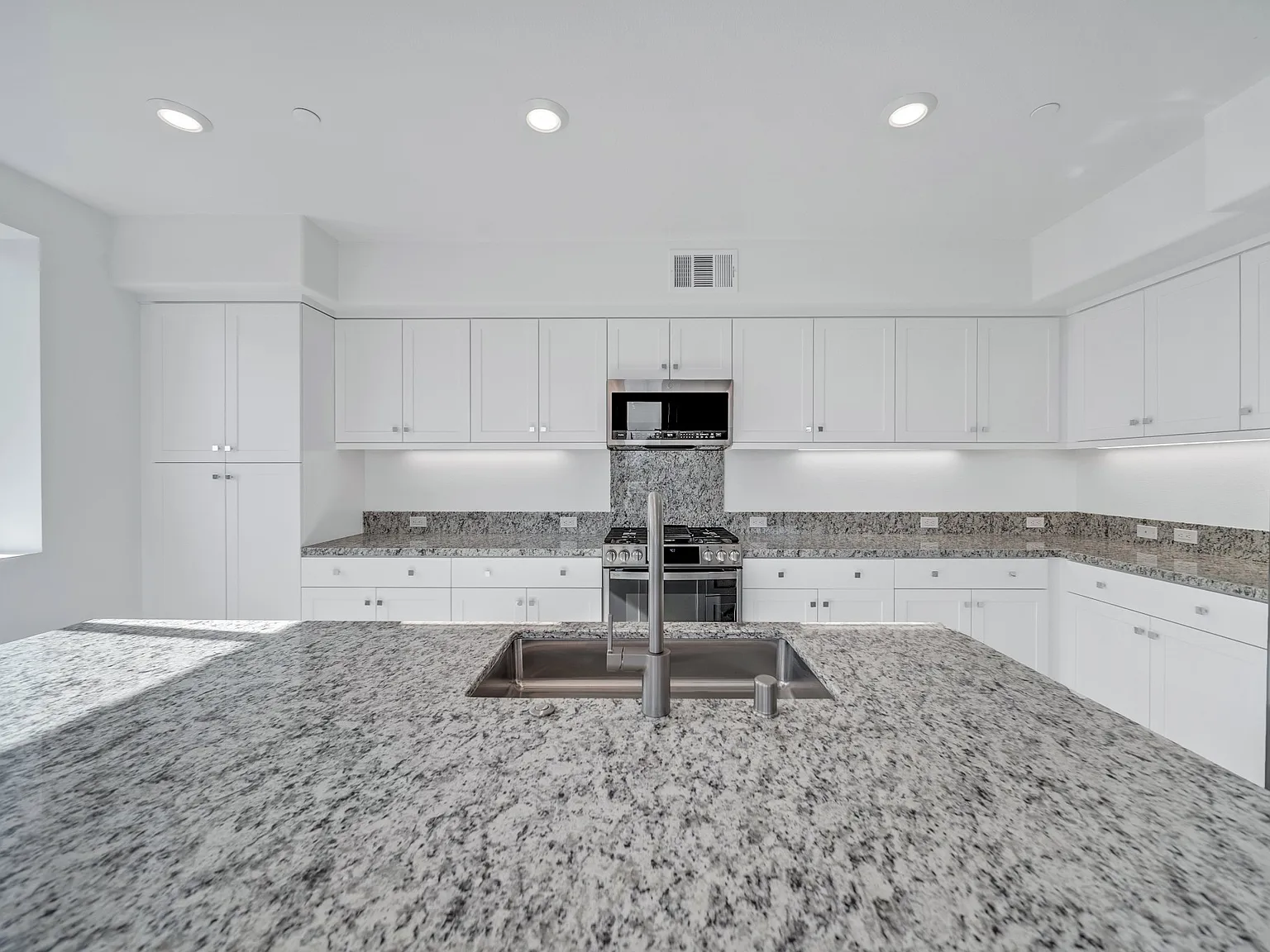 3 bed, 1698 sqft, $4,200 — Photo 4