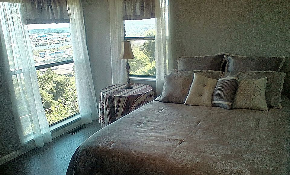 Guest room w/vie of downtown