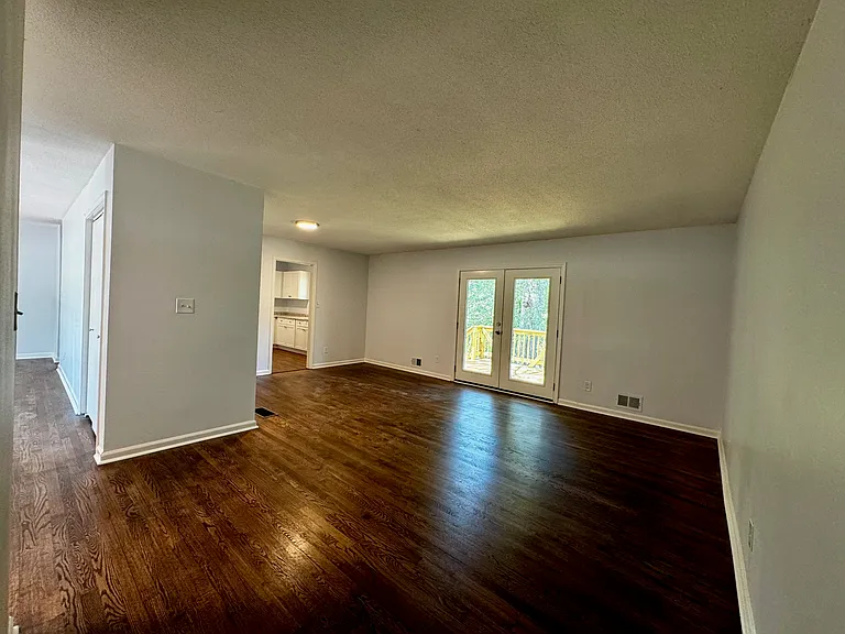 213 Rhodes Dr — Photo 7