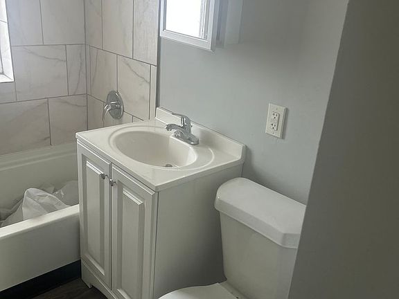 5th image of 17568-70 Lakeshore Blvd #8