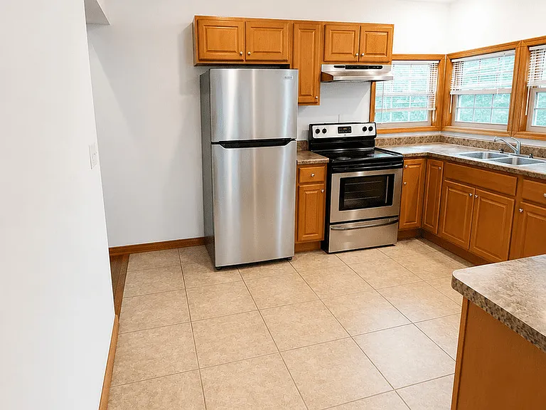 605 W Green St — Photo 3