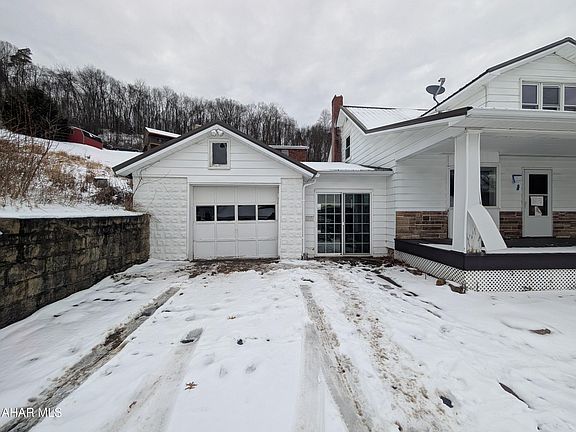 2nd image of 301 Hickory St