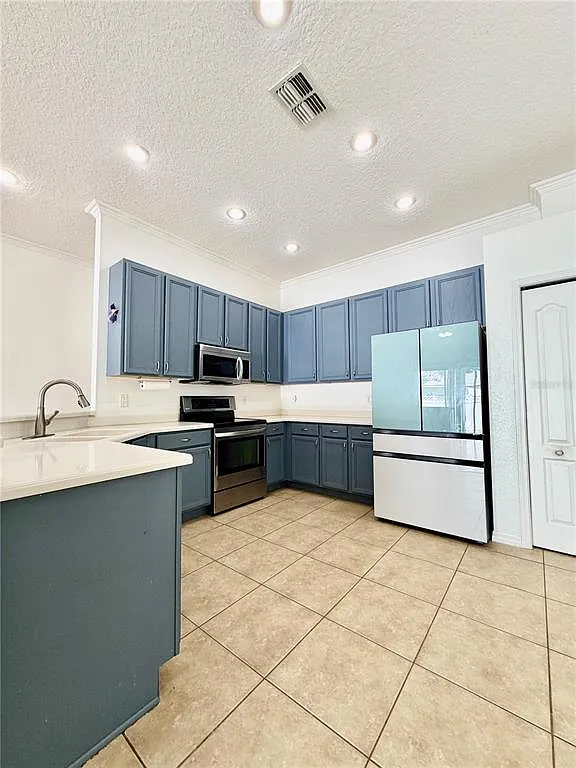 3 bed, 2.0 bath, 1609 sqft, $2,200 — Photo 3