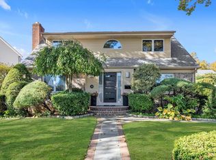 38 Beechwood Ln, New Hyde Park, NY 11040
