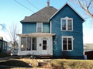 908 S Walnut Ave, Freeport, IL 61032