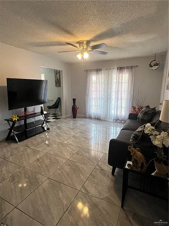 2 bed, 1.0 bath, 930 sqft, $1,000 — Photo 4