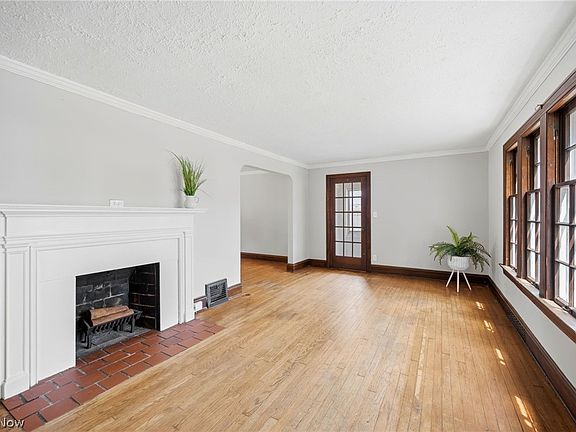 3rd image of 396 E 214th St