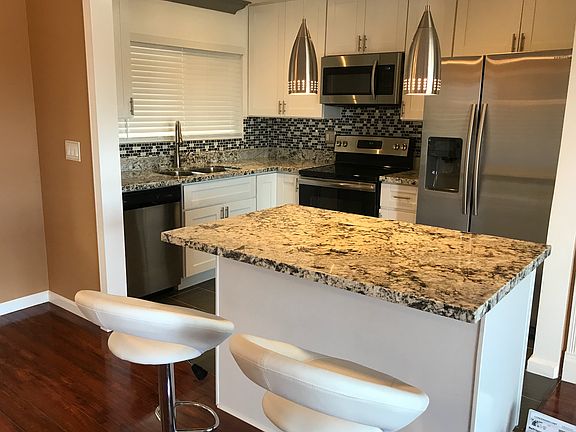 2nd image of 2530 Clairemont Dr Unit 205