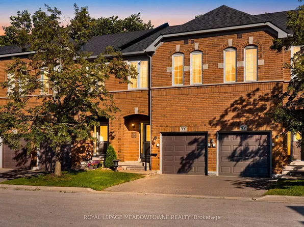 5530 Glen Erin Dr #21, Mississauga, ON L5M 6E8