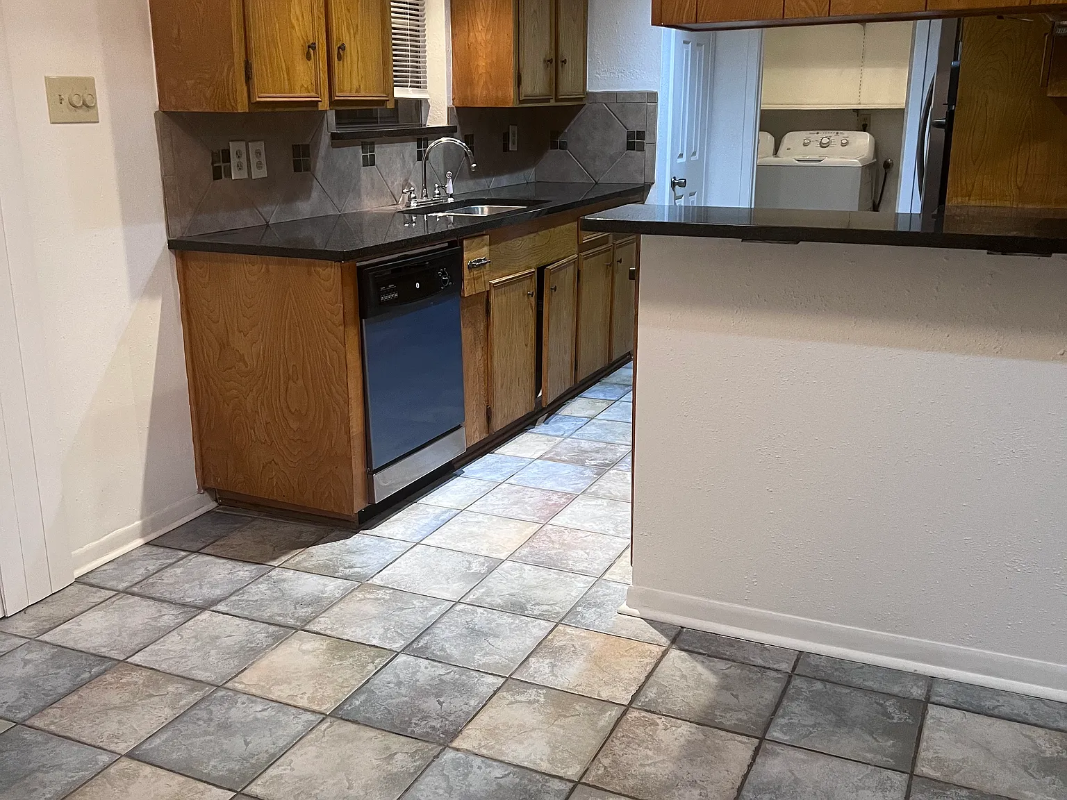 3 bed, 2300 sqft, $1,975 — Photo 4