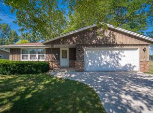 9031 S Carollton Dr, Oak Creek, WI 53154