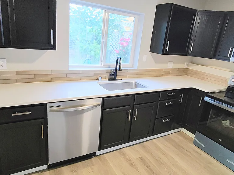 1048 Elm St — Photo 2