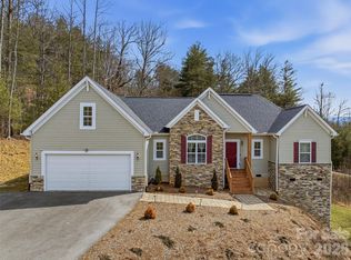 258 Crystal Heights Dr, Hendersonville, NC 28739