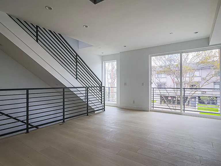 New Construction Luxury 4 Bed Townhomes With Roof Decks — Photo 13