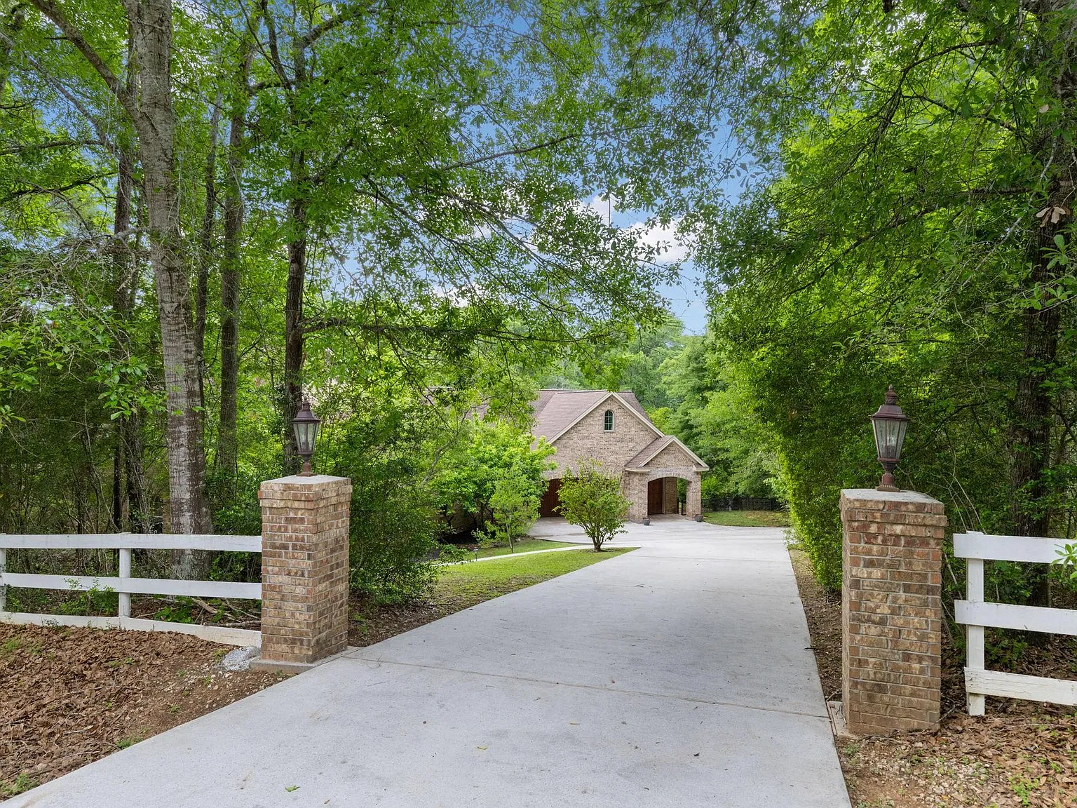 5 bed, 5.0 bath, 5042 sqft, $5,400 — Photo 2